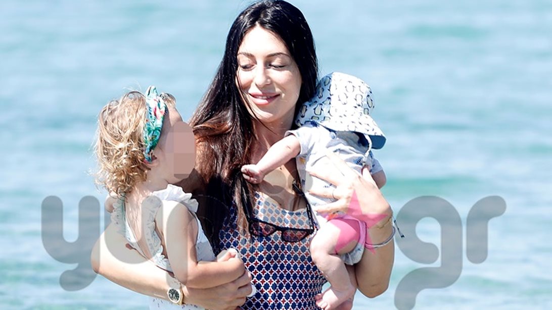 Φλορίντα Πετρουτσέλι: Στην θάλασσα μαζί με τα παιδιά της | Όλες οι φωτογραφίες