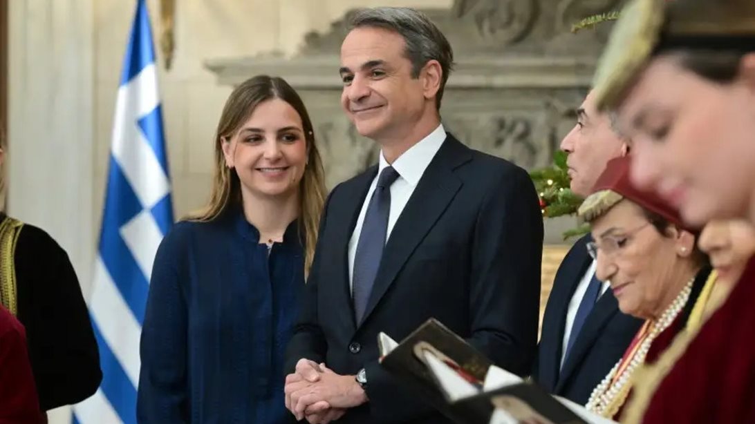 Ο Κυριάκος Μητσοτάκης με την κόρη του, Σοφία στα πρωτοχρονιάτικα κάλαντα του Μεγάρου