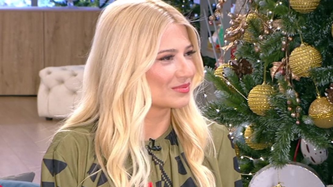 Φαίη Σκορδά
: Η εμφάνιση με μονόπετρο στο «Πρωινό», η ατάκα της Πατέρα &amp; η αντίδραση on air