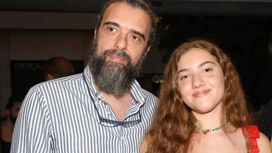 Σωτήρης Τσαφούλιας | Αγκαλιά με την κόρη του, Δέσποινα σε θεατρική πρεμιέρα