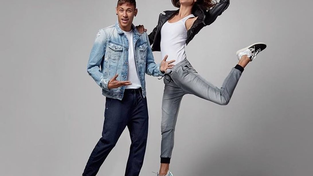 Η Replay Παρουσίασε Τη Νέα Σειρά Hyper Collection
Με Ένα Εντυπωσιακό Πάρτι: Ο Βραζιλιάνος superstar των γηπέδων Neymar Jr και η Alessandra Ambrosio έκλεψαν την παράσταση στο Old Selfridges Hotel