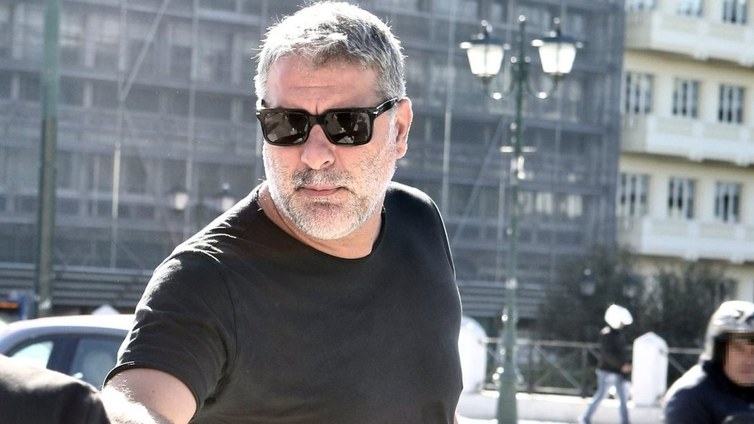 Ο Βασίλης Μπισμπίκης στην Ευελπίδων για τη δίκη του - Ο μάρτυρας "κλειδί"