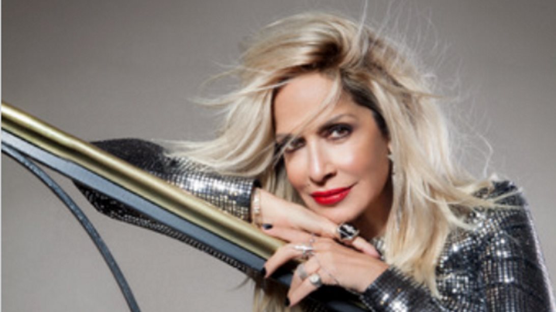 Η Άννα Βίσση κλείνει 50 χρόνια στο τραγούδι και το σώμα της με μαγιό δεν μοιάζει ούτε 30