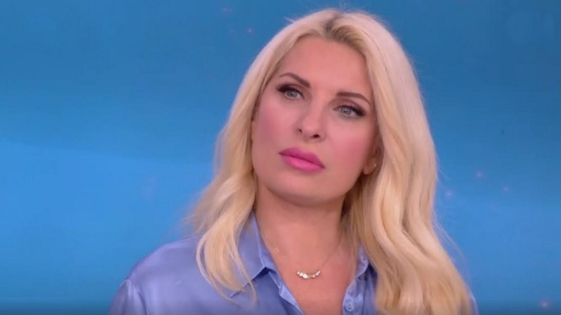 Η Ελένη Μενεγάκη εξομολογείται: "Ήμουν ερείπιο ψυχολογικά, θρηνούσα πραγματικά. Αλλά έπρεπε να είμαι εκεί"
