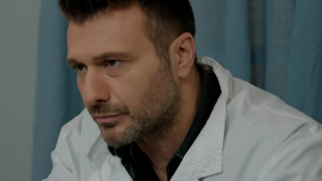 Γιάννης Πλούταρχος: Η ανατρεπτική εμφάνιση: Για ποιον λόγο μεταμορφώθηκε σε ψυχίατρο;