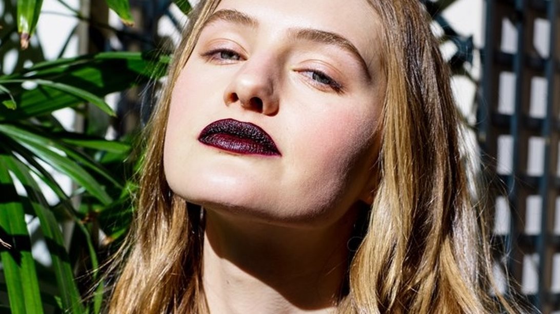 Πώς θα φορέσεις το σκούρο κραγιόν
: Το πιο απαιτητικό χρώμα της beauty παλέτας έχει τη δική του τελετουργία
