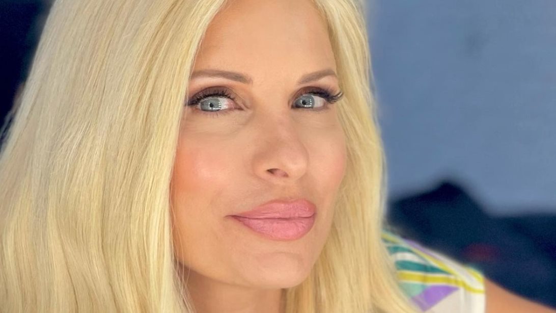 Η Ελένη Μενεγάκη ποζάρει χωρίς μακιγιάζ στην Άνδρο