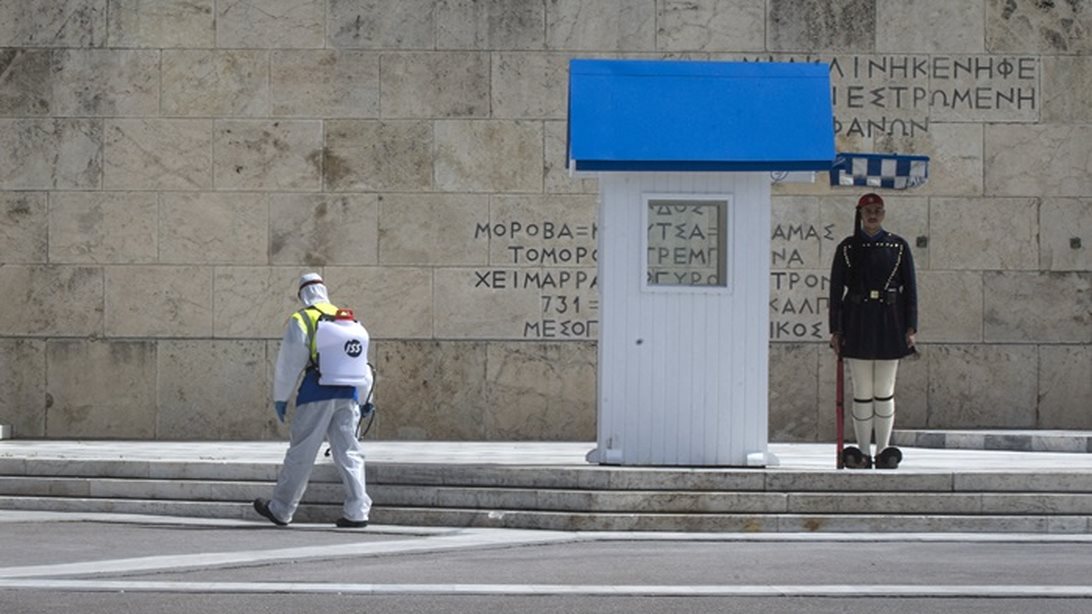 Επέτειος 25ης Μαρτίου: "Μένουμε σπίτι" χωρίς παρελάσεις, με πτήσεις Mirage και σημαίες στα μπαλκόνια
