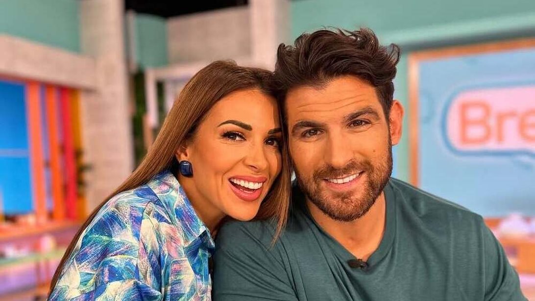 Ο Ετεοκλής Παύλου φωτογραφίζεται χωρίς το πρόσθετο μέλος - Το σχόλιο της Ελένης Χατζίδου