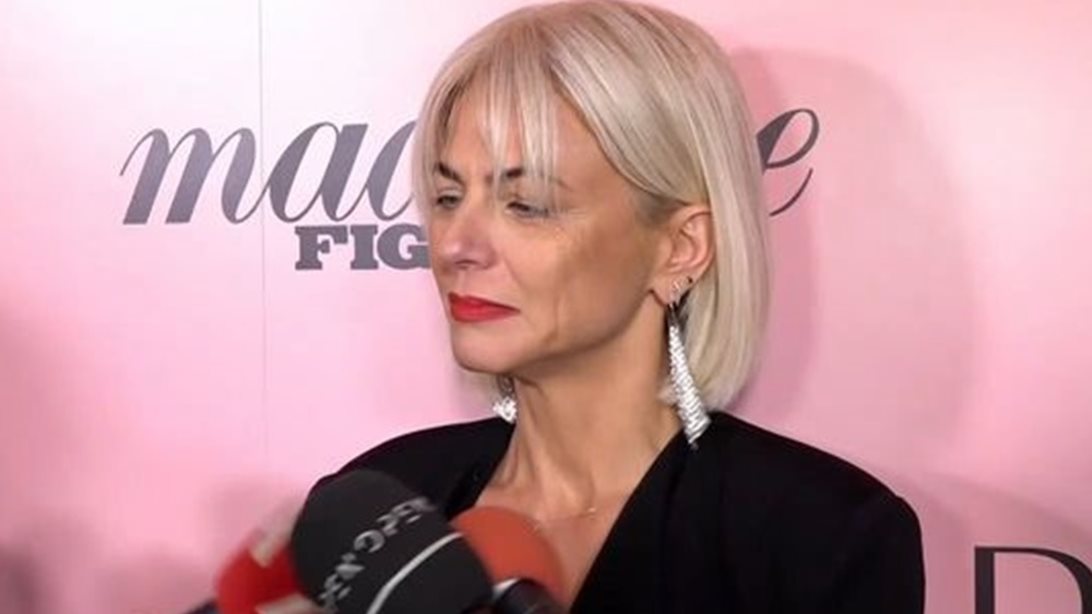 Οι εμφανίσεις της Χριστίνας Κοντοβά που αποδεικνύουν πως τα λευκά sneakers ταιριάζουν με τα πάντα