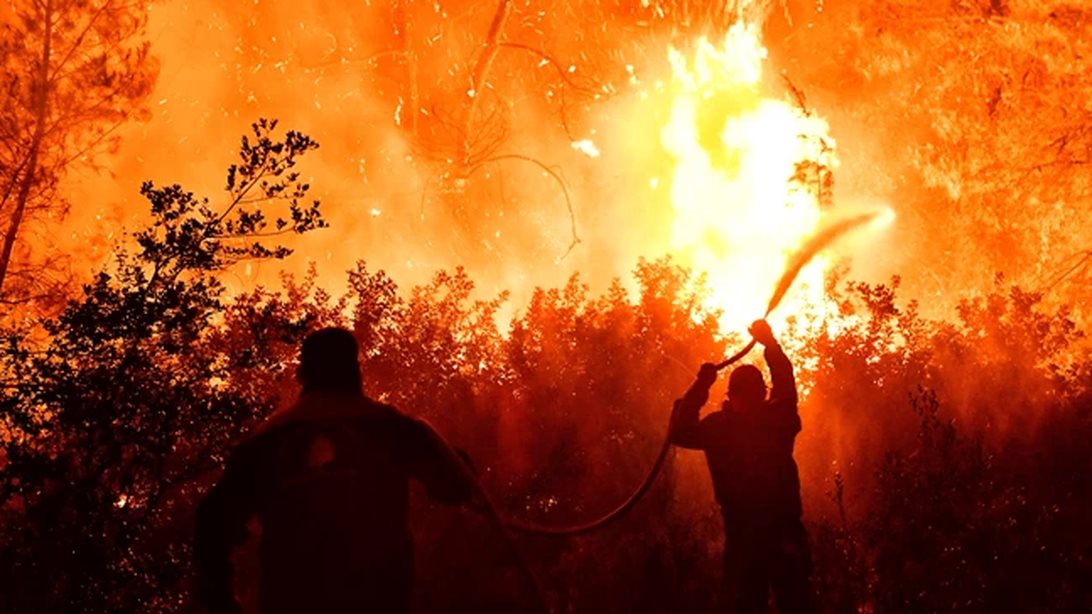 Πύρινη κόλαση στον Σχίνο Κορινθίας: Κάηκαν σπίτια - Εκκενώθηκαν οικισμοί και μοναστήρια