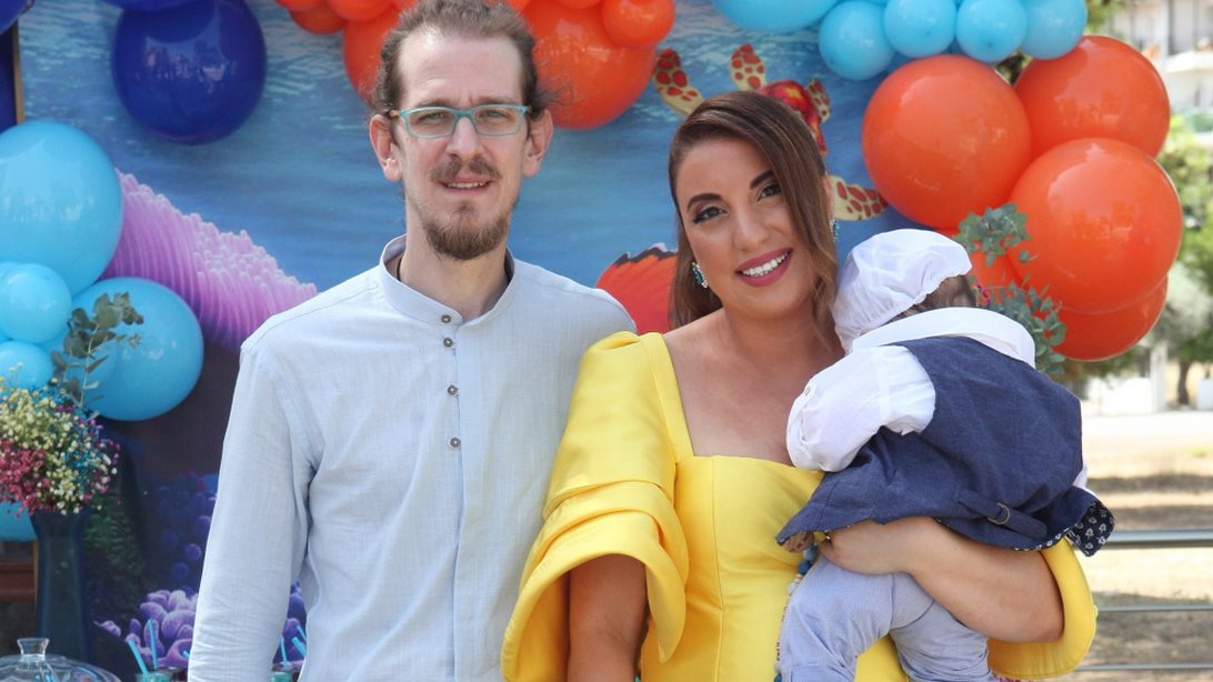 Μελίνα Μακρή &amp; Φράνκι Λούβαρης βάφτισαν τον γιο τους! Φωτογραφίες