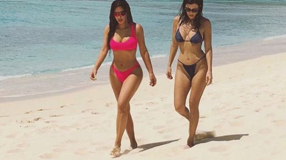 Kourtney &amp; Kim Kardashian: Φωτογραφίζονται με sexy μαγιό στην Καραϊβική