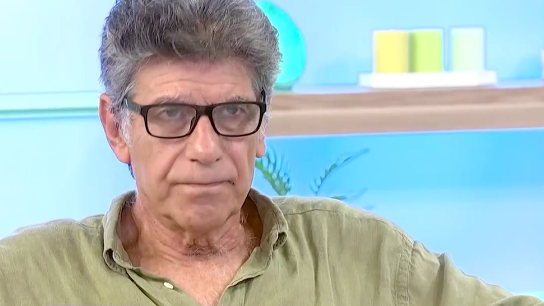 Γιάννης Μπέζος: &quot;Οι μεγάλοι όταν συμπεριφέρονται σαν νέοι, γίνονται γελοίο - βλέπω κάτι τύπους με αλογοουρές, κάτι σκουλαρίκια&quot;