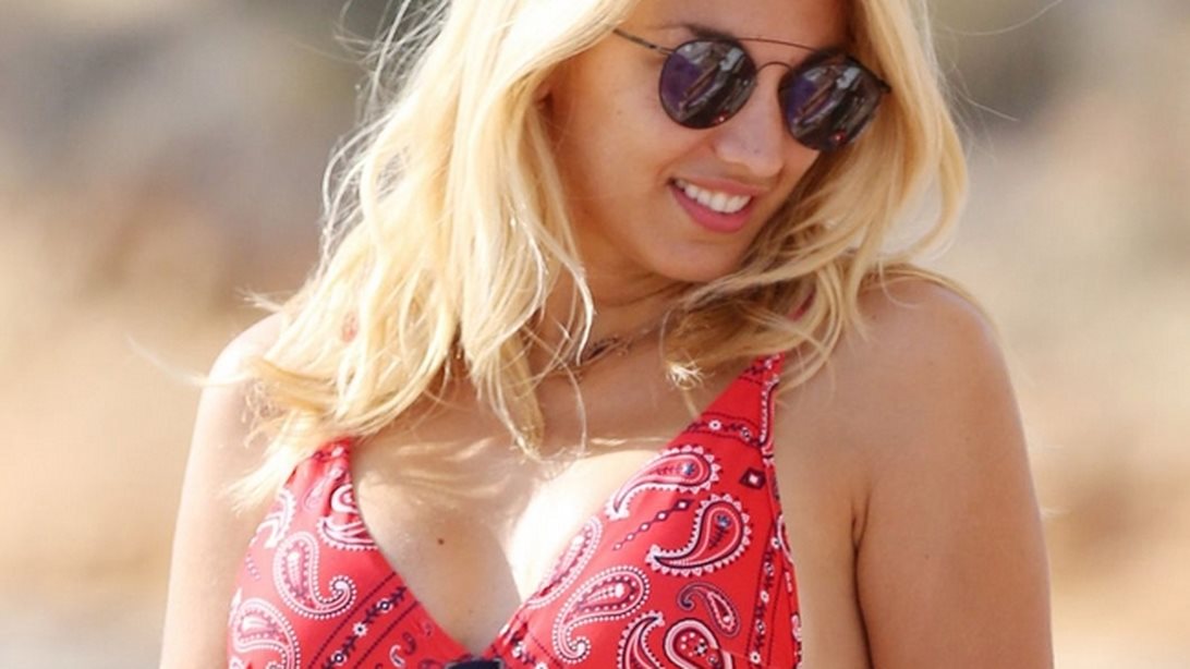 Κωνσταντίνα Σπυροπούλου: Στην παραλία με μαγιό: Οι αρετουσάριστες φωτογραφίες