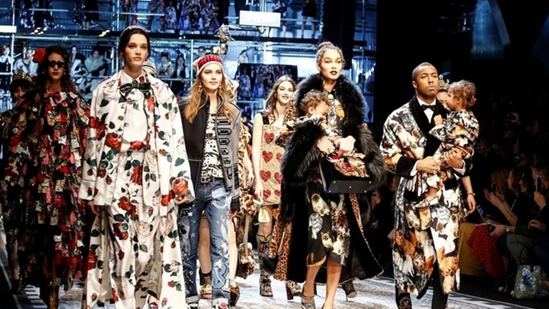 Dolce &amp; Gabbana: Τα νέα sneakers τους προκαλούν αντιδράσεις στα social media
