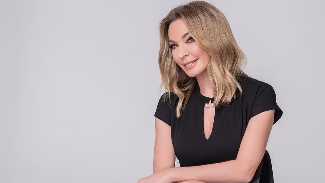 Η Τατιάνα Στεφανίδου όπως δεν την έχεις ξαναδεί! Με φόρμες στον καναπέ αγκαλιά με τον σκύλο