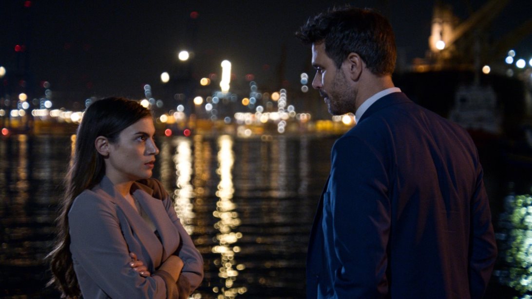 "Παγιδευμένοι": Η Άννα κι ο Δημήτρης, μέσα στη δίνη των ερευνών, έρχονται πιο κοντά