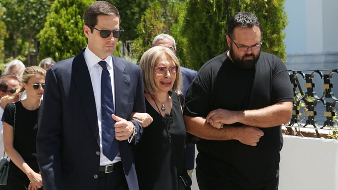 Ρίκα Διαλυνά: Συντετριμμένη στην κηδεία του συζύγου της Νίκου Χρυσικόπουλου: Φωτογραφίες