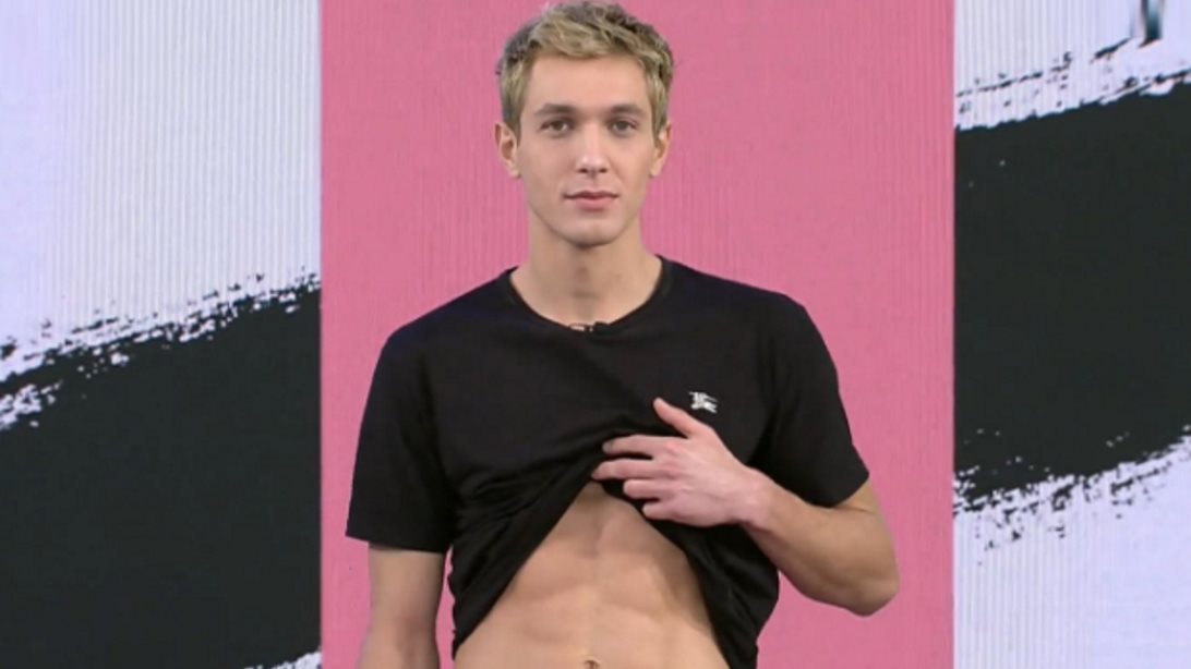 Ο Έντουαρτν παίζει το πιο ανατρεπτικό "Θάρρος ή Αλήθεια" και βγάζει τη μπλούζα του on camera!