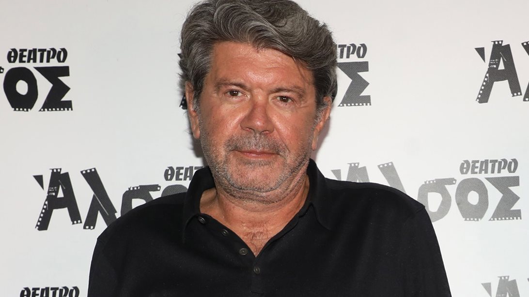 Ο Γιάννης Λάτσιος ποζάρει πλάι στην 90χρονη μητέρα και την αδερφή του σε μία σπάνια φωτογραφία