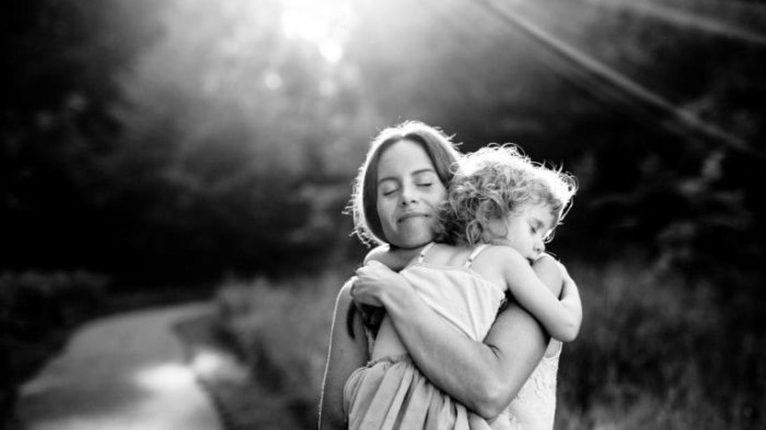 Γιατί όταν πεθαίνει ένα παιδί αγκαλιάζω σφιχτά το δικό μου: «Θέλουν να αδειάσουν σφαίρες στον ουρανό, αντί να υψώσουν προσευχές»