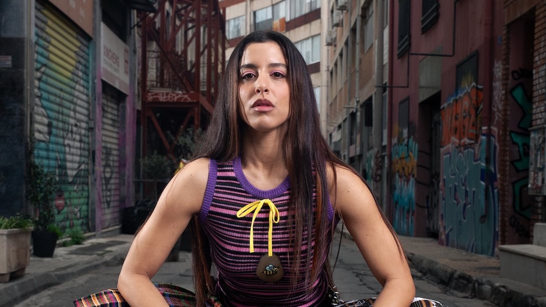 Η Μαρίνα Σάττι συστήνεται στο κοινό της Eurovision και ερμηνεύει τις "Κούπες"