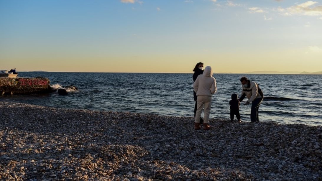Καλοκαιρία σε όλη τη χώρα σήμερα: Αφρικανική σκόνη και ζέστη - Πότε αλλάζει το σκηνικό του καιρού