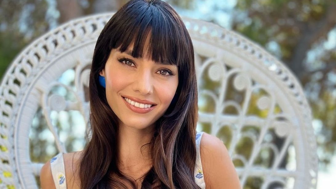 To φόρεμα της Ηλιάνας Παπαγεωργίου που αναδεικνύει το μικρό στήθος