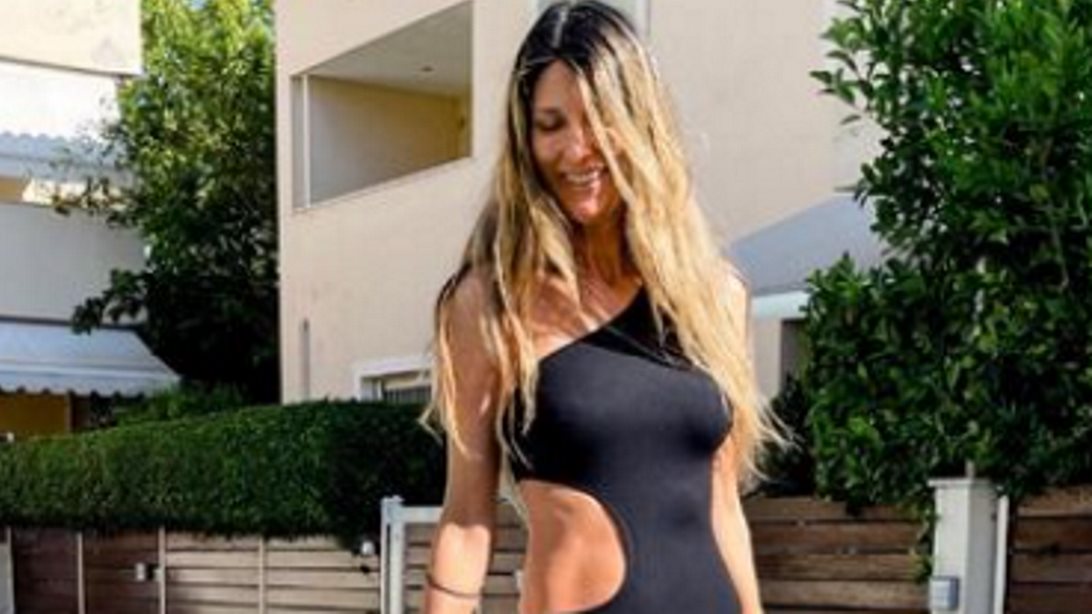 Η Ρούλα Σταματοπούλου στις πρώτες της βουτιές με τον νεογέννητο γιο της