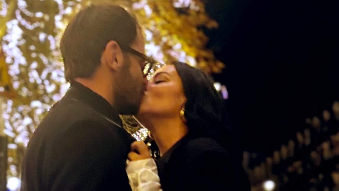 Η Ζενεβιέβ Μαζαρί και ο σύζυγός της σε τρυφερές στιγμές στο Παρίσι