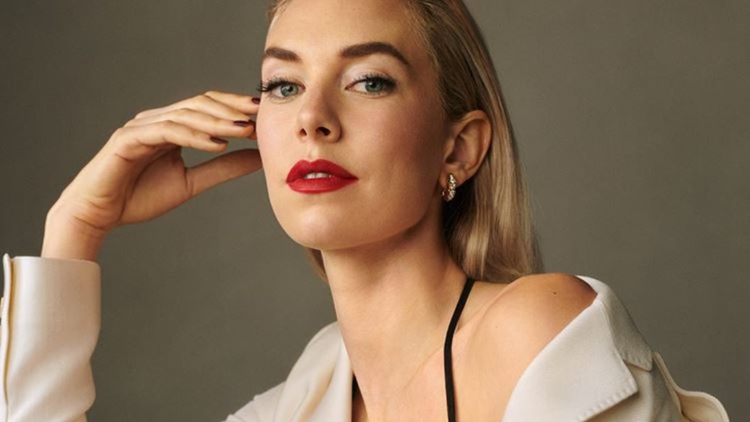 Η Vanessa Kirby ποζάρει για το εξώφυλλο του Harper&#39;s Bazaar Greece