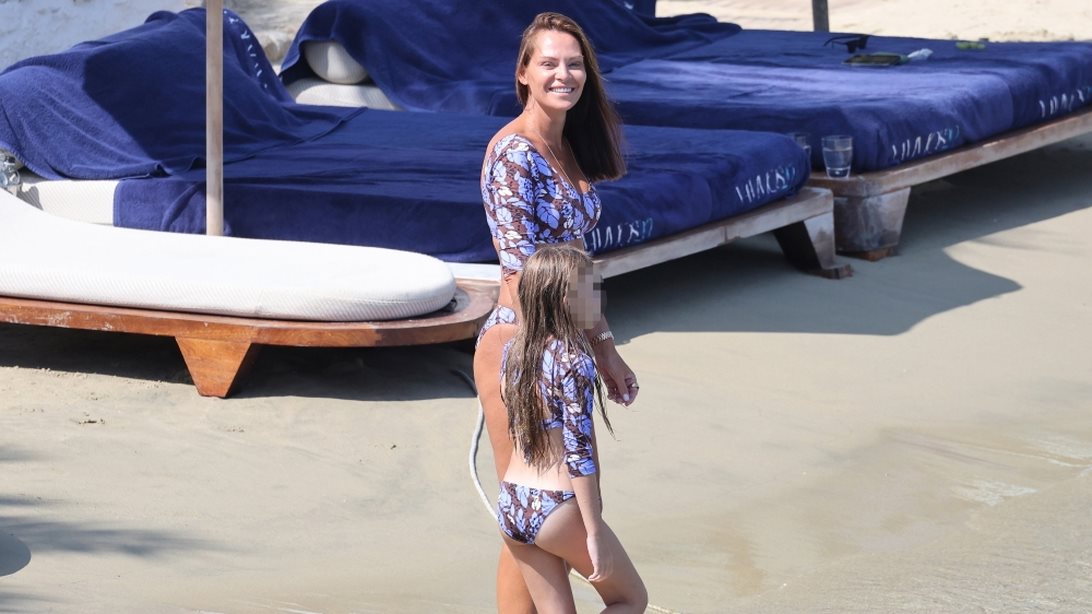 Η Υβόννη Μπόσνιακ και η κόρη της σε καλοκαιρινά στιγμιότυπα στη Μύκονο