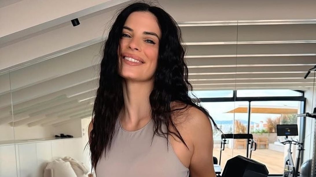 Χριστίνα Μπόμπα | Το body της σε γήινη απόχρωση είναι το κορυφαίο staple για τη γυναικεία γκαρνταρόμπα