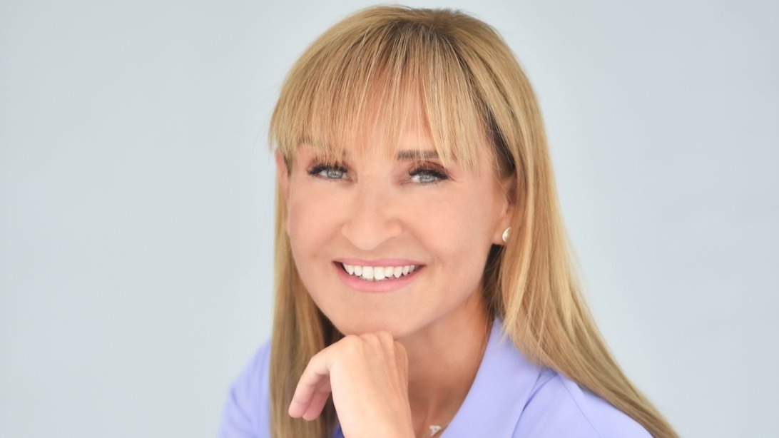 Η Μάρα Ζαχαρέα φόρεσε το γιορτινό φόρεμα που κάθε γυναίκα πρέπει να έχει στη συλλογή της