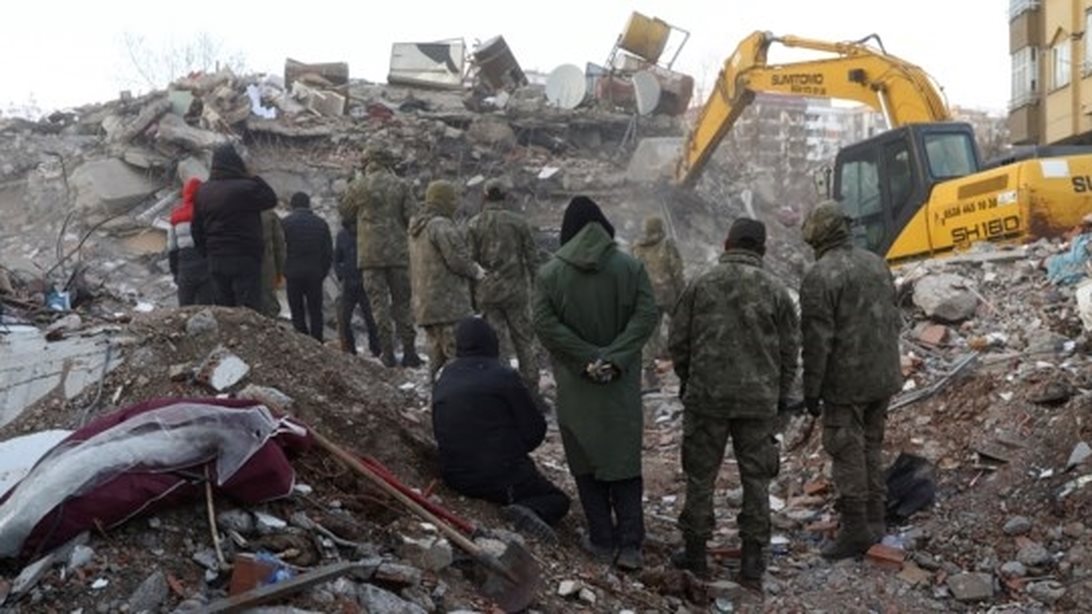 Ξεπέρασαν τους 16.000 οι νεκροί από τον σεισμό σε Τουρκία και Συρία: Σε πάρκινγκ νοσοκομείου στοιβάζουν τα πτώματα