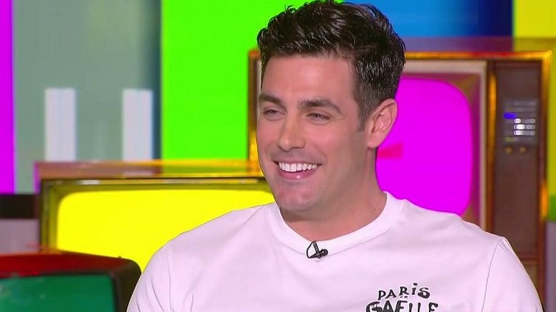 Ο Κώστας Μαρτάκης αποκάλυψε ποια παρουσιάστρια του έστειλε μήνυμα μετά το πρώτο live ότι είναι σίγουρη πως συμμετέχει στο &quot;The Masked Singer&quot;