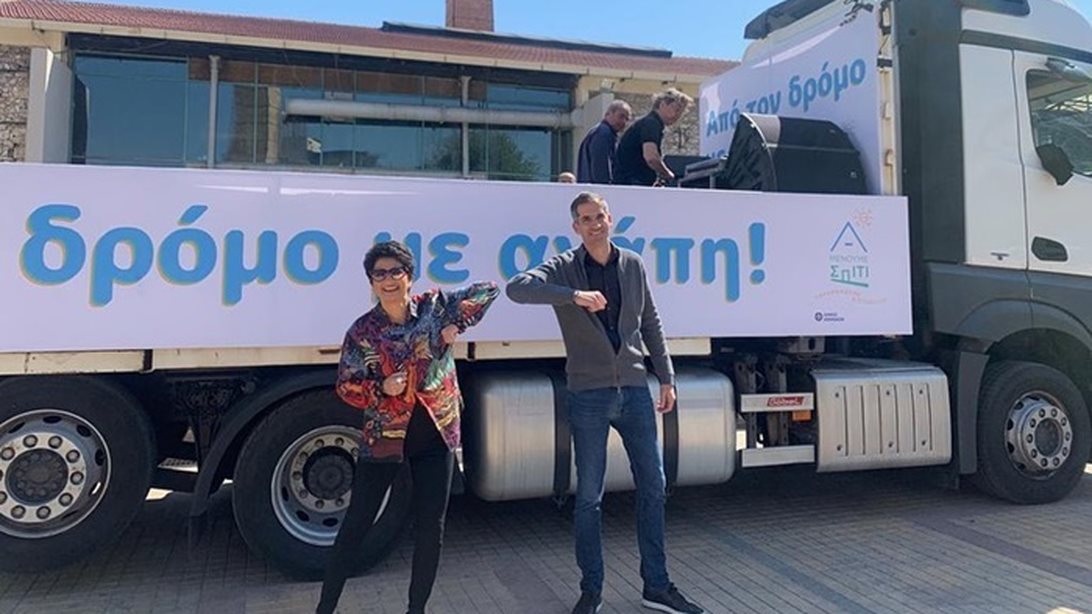 Άλκηστις Πρωτοψάλτη: Κάνει συναυλία με ένα φορτηγό στην Αθήνα: «Ανοίξτε τα παράθυρα! Μένουμε σπίτι αλλά παραμένουμε αισιόδοξοι»