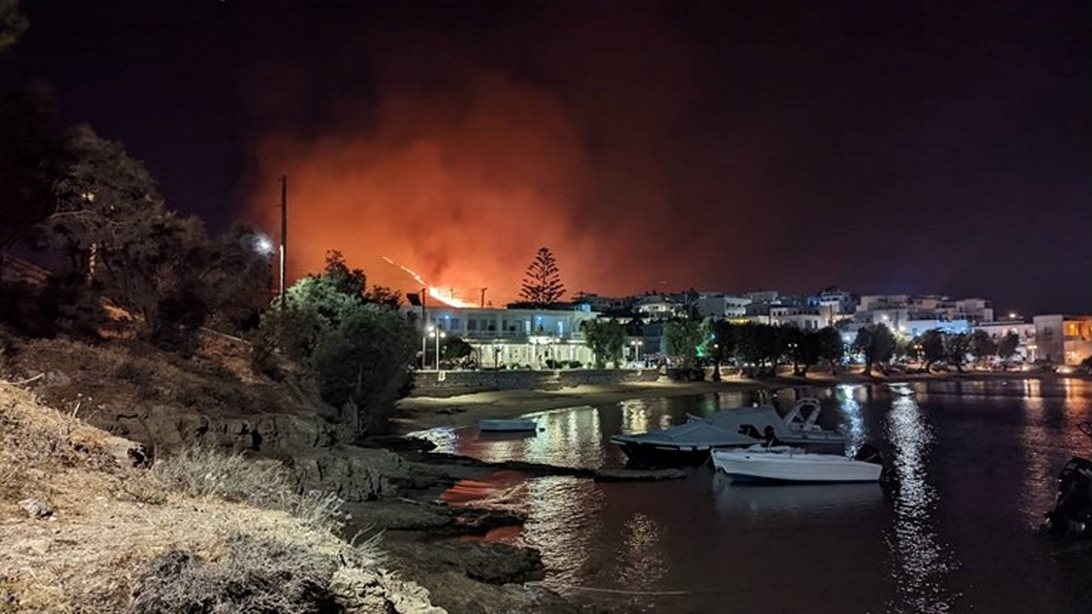 Φωτιά στην Πάρο: Συνεχίζεται η κατάσβεση, ενισχύθηκαν οι πυροσβεστικές δυνάμεις [εικόνες - βίντεο]