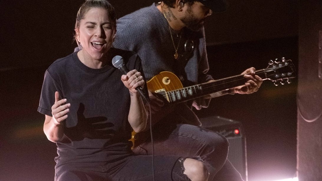 Lady Gaga | Ο λόγος που εμφανίστηκε με σκισμένο τζιν και χωρίς μακιγιάζ στην σκηνή των Oscars