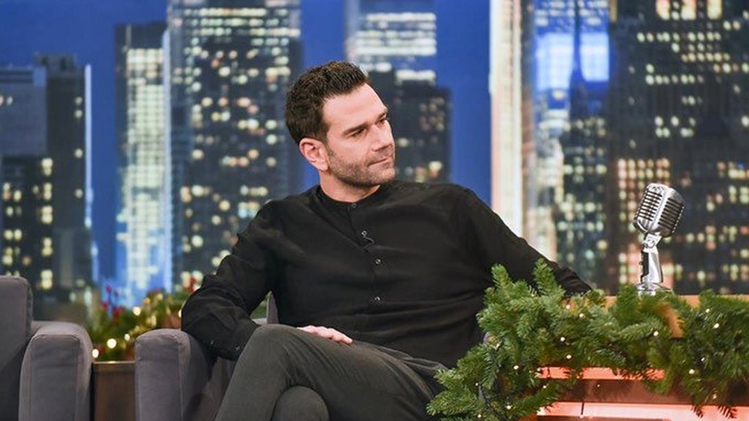 Ο Τάσος Ιορδανίδης αποκαλύπτει για τη γνωριμία με τη σύζυγό του Θάλεια Ματίκα: "Της είπα ότι βγαίνω με άλλη γυναίκα και με κάλεσε να δούμε DVD"