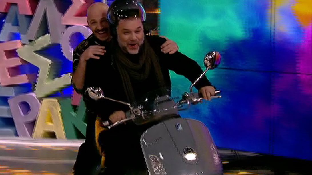 Γρηγόρης Αρναούτογλου: Πήγε σε λάθος στούντιο, εμφανίστηκε στον Μουτσινά καθυστερημένος &amp; έκανε επεισοδιακή είσοδο!