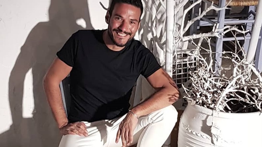 Κώστας Τσουρός
: Κάνει γυμναστική στην πλατεία Συντάγματος! Η φωτογραφία που ανέβασε