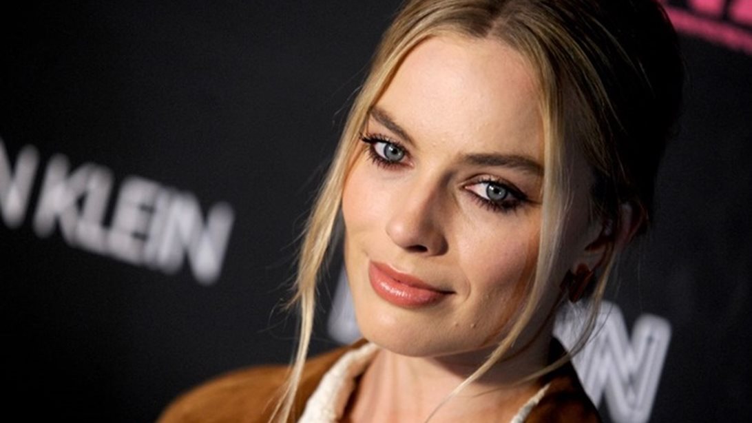 Margot Robbie: Οι πρώτες επίσημες φωτογραφίες της ως βασίλισσα Ελισάβετ είναι εδώ!
