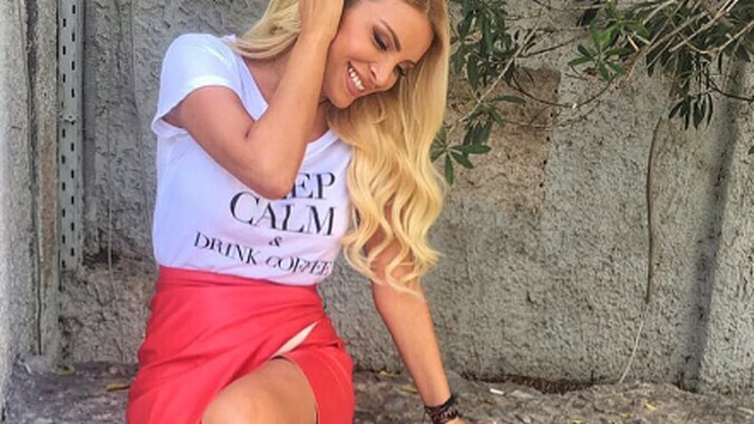 Κατερίνα Καινούργιου: Οι λεπτομέρειες του look της στην πρεμιέρα του «Φτιάξε Καφέ Να Στα Πω»