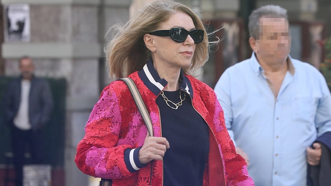 Η casual εμφάνιση της Έλλης Στάη με τζιν παντελόνι και sneakers είναι ιδανική για την καθημερινότητα