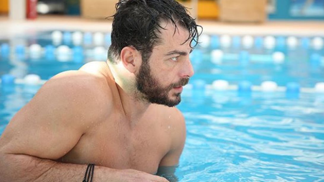 Γιώργος Αγγελόπουλος: Βόλτα στη θάλασσα λίγο πριν τα γυρίσματα του «Τατουάζ»