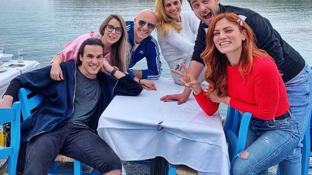 Νίκος Μουτσινάς: Οι διακοπές στην Κρήτη συνεχίζονται | Ντορέττα &amp; Μαίρη με μαγιό, η οικογενειακή φωτό &amp; η άφιξη της Γερμανού