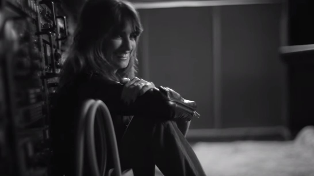 Penelope Cruz: Σε ρόλο sexy τραγουδίστριας στη νέα καμπάνια Carpisa