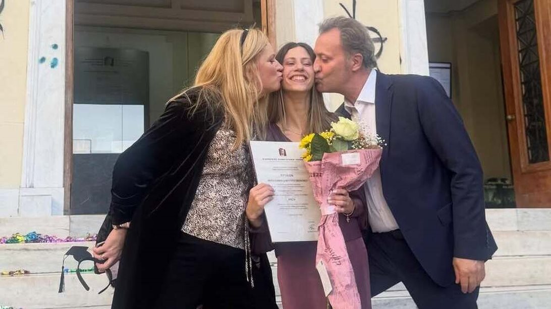 Η Μαριάννα Οικονόμου αποφοίτησε με άριστα - Περήφανος πατέρας ο δημοσιογράφος